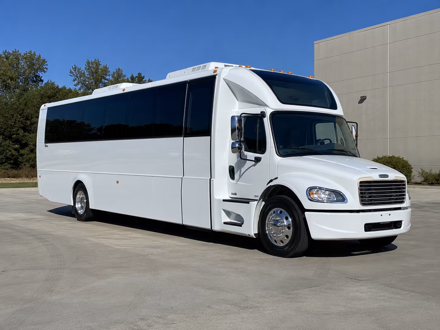 davis 28 passenger party bus